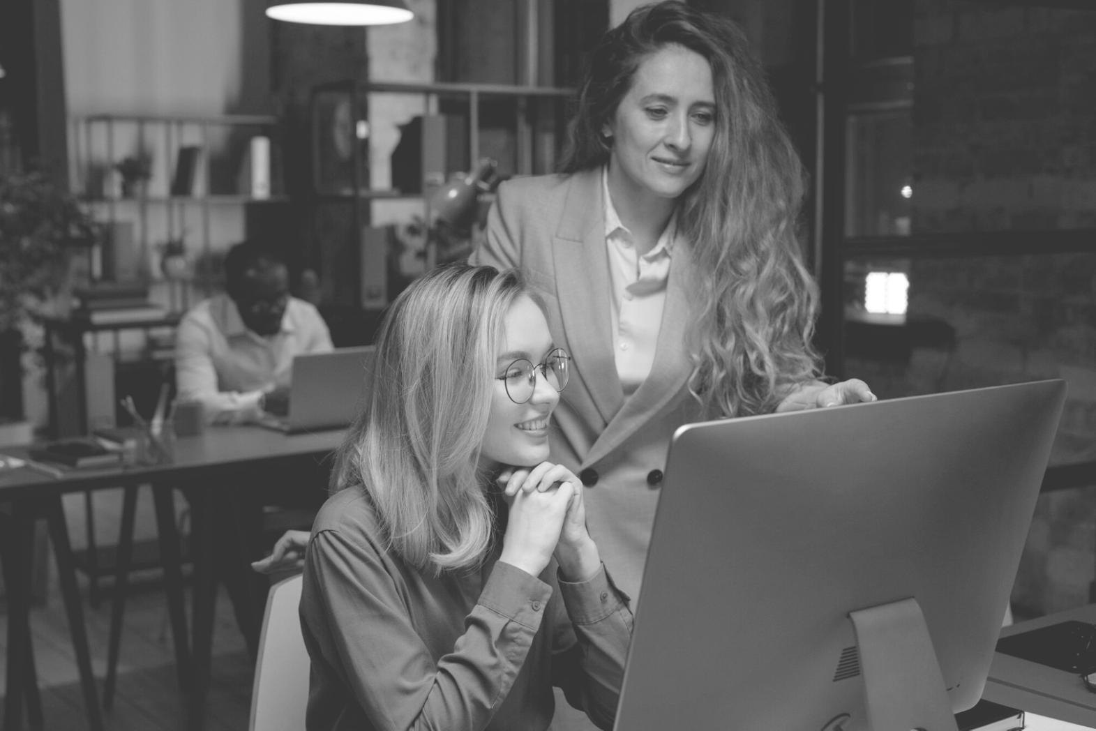 Grupo de emprendedores trabajando colaborativamente en el desarrollo de ideas de negocio